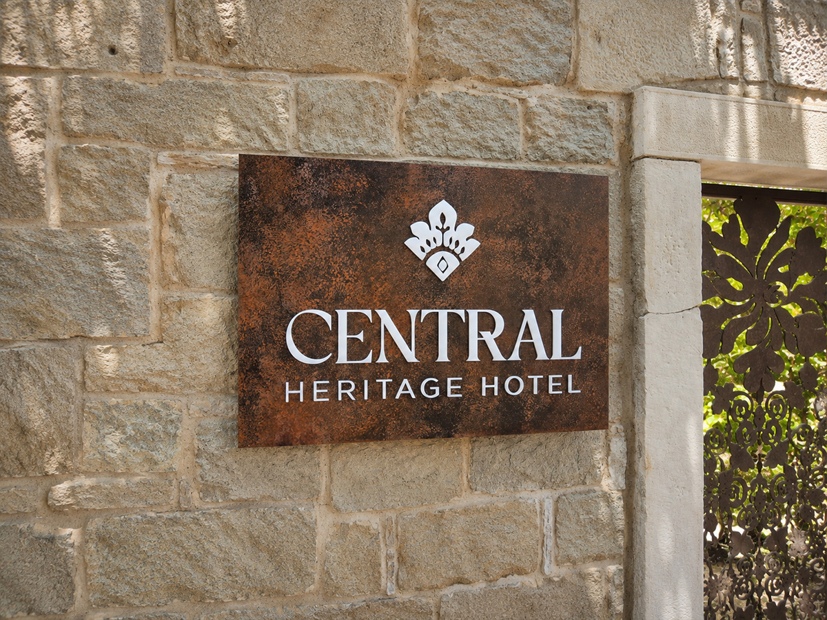 outdoor-sign-board-rustic-rust-white-print-sign